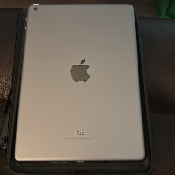 Apple iPad 10.2" iPad 6th Gen 32GB WiFi - Picture 3 of 5